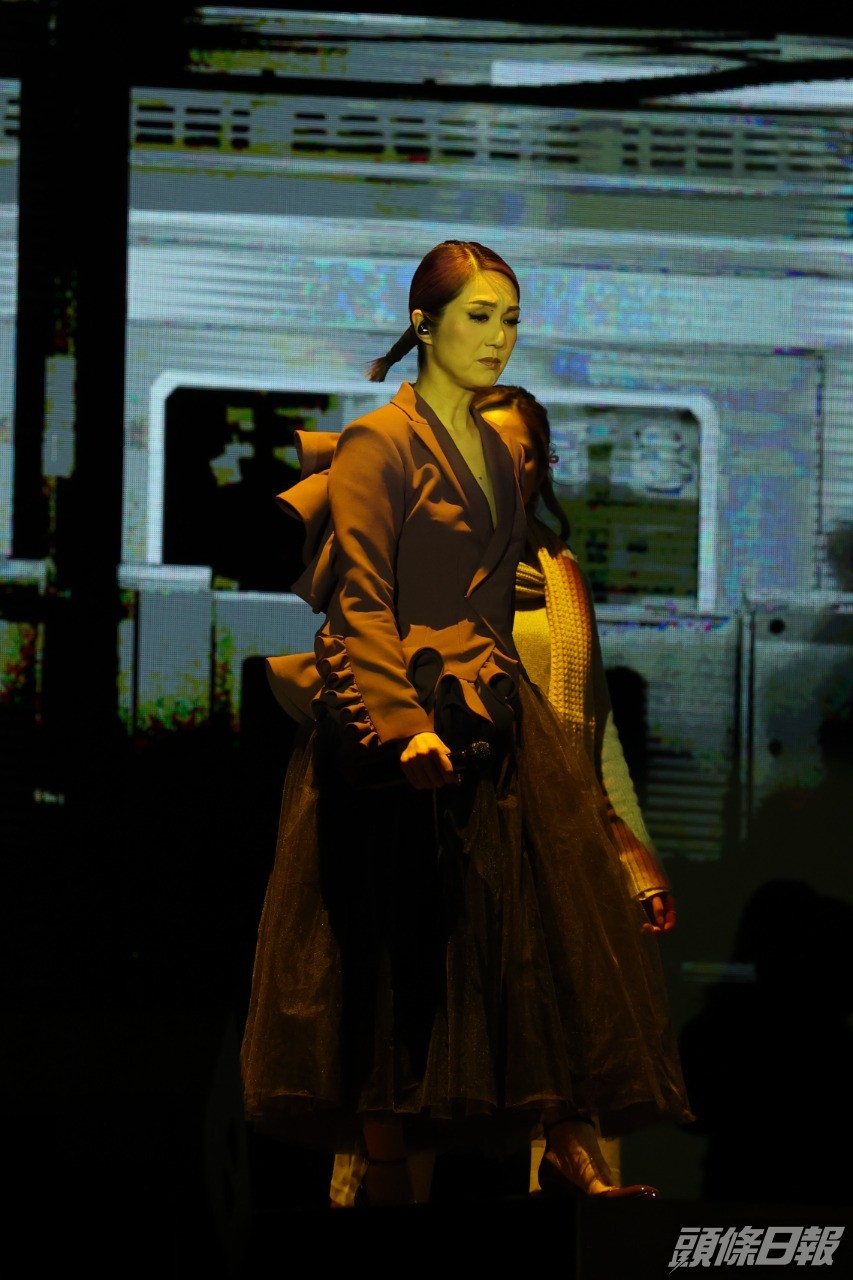 更有同樣看首場演出的網民表示，大屏幕拍結他手的時間，比拍歌手本人還要久。